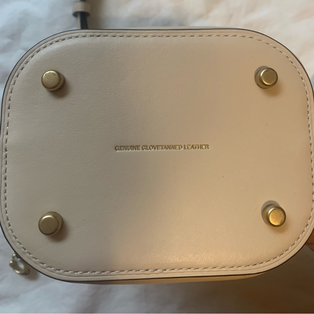 ❌SOLD!!!❌ Coach Camila drawstring glovetan leather bucket bag - Picture 4 of 9
